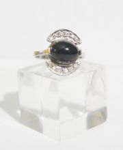 Moderner, futuristischer Ring in 585/000 Weissgold mit Onyx A104
