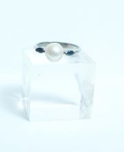 Klassischer 750/000 Weissgoldring mit Zucht Perle und Safiren A1