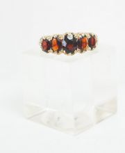 Edler englischer Granatring in 375/000 Gelbgold A1399