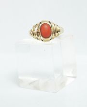 Sch�ner 585/000 vintage Gelbgoldring mit sch�ner Koralle A1473