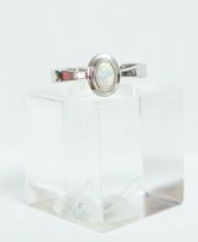 Sch�ner Damenring aus 585/000 Weissgold mit einem Edel-Opal A163